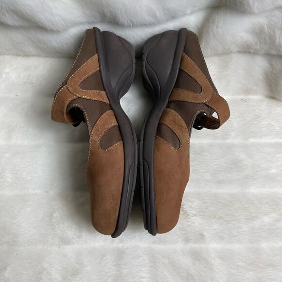 White Mountain brown leather clogs with 2”heels adjustable strap size 8.… - Picture 4 of 7